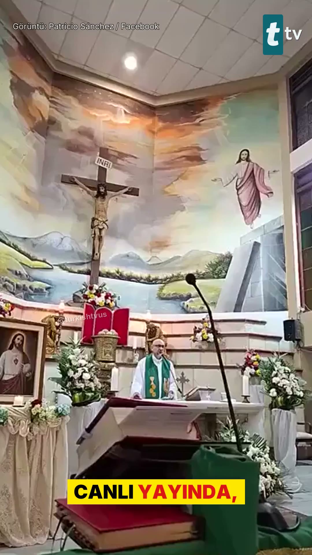 Canlı yayındaki ayinde ahşap haç rahibin üzerine düştü